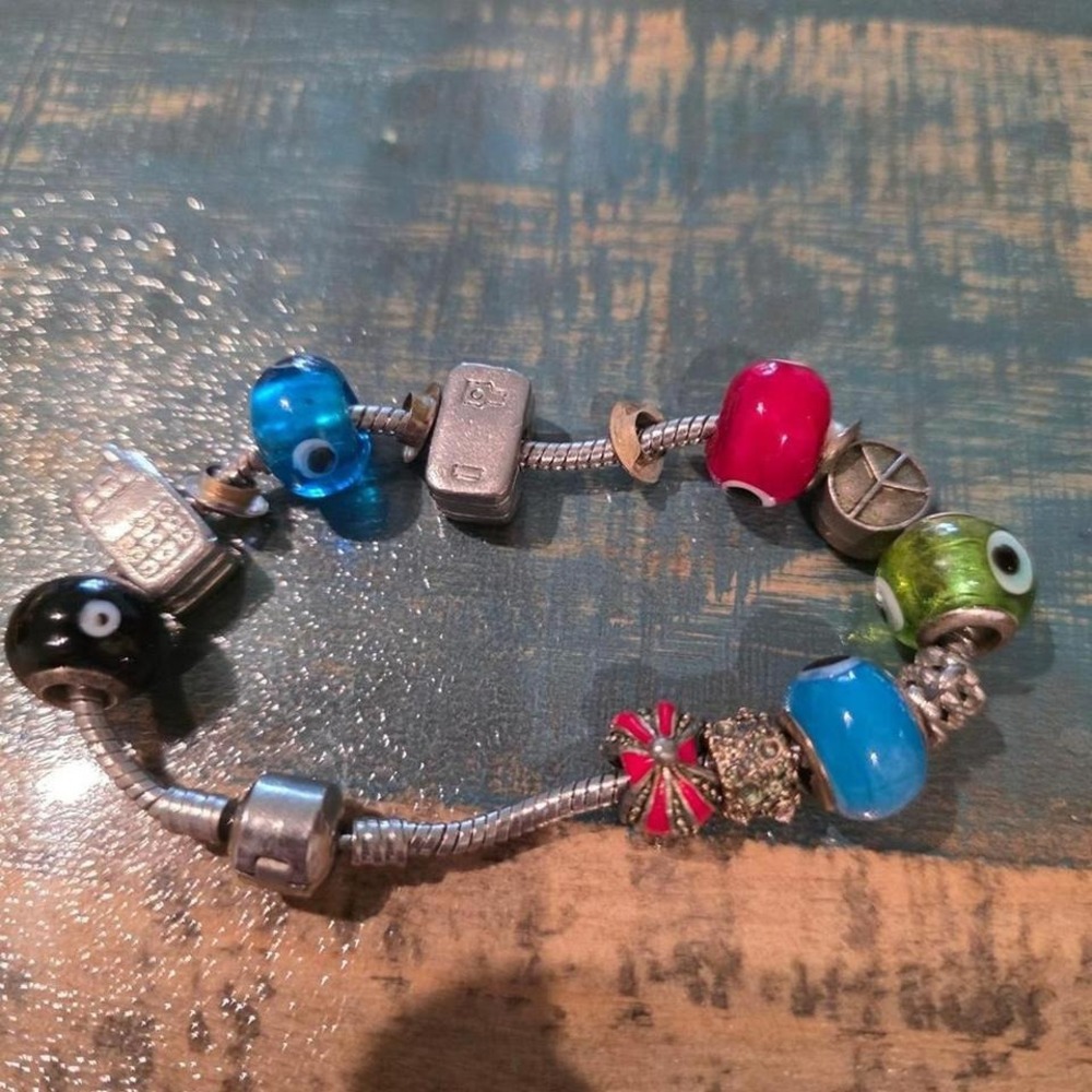 Charm‎ Bracelet - Picture 4 of 4